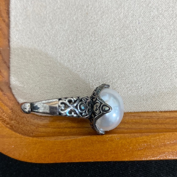 Elegant Silver Pearl Ring - Picture 2 of 3